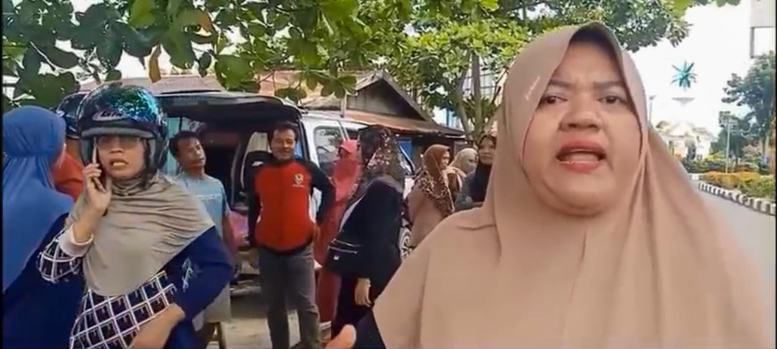 KEBERATAN: Salah satu pedagang Ayam Pasar Saik Kuala Pembuang saat mendatangi dan protes ke Pedagang ayam pinggir jalan, Sabtu (14/6) kemarin. (Siti Nurhasanah/RADAR SAMPIT)