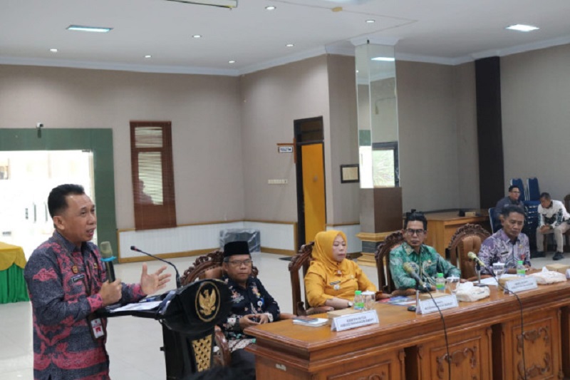 Kepala Dinas Perhubungan Kobar di hadapan Bupati Kobar dan rombongan dari Kabupaten Balangan saat kaji tiru soal sistem parkir di Kobar.