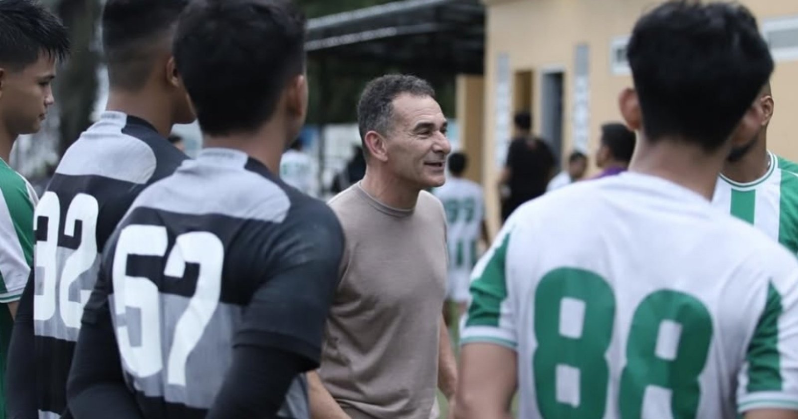 Pelatih Timnas Indonesia U-23 Gerald Vanenburg saat memberikan arahan kepada pemainnya.
