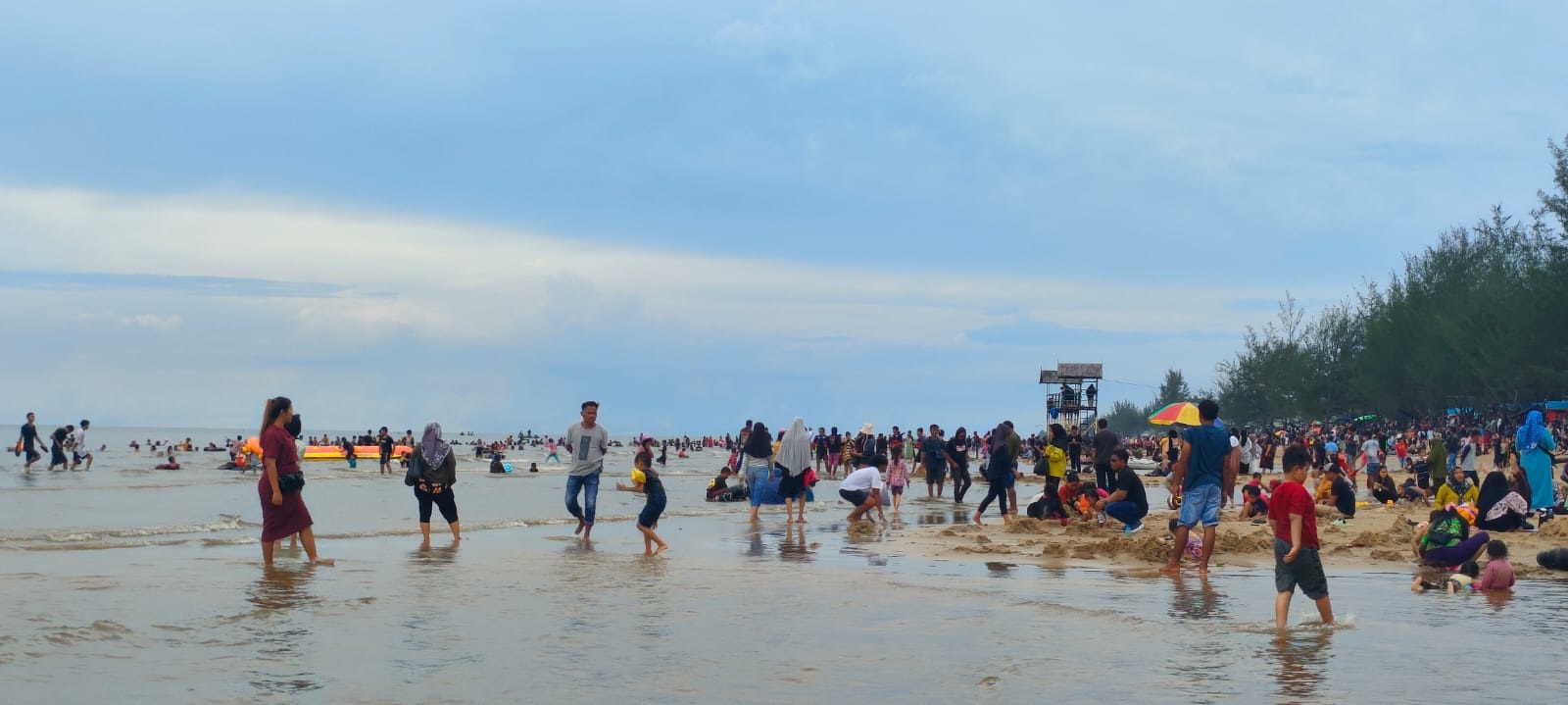WISATA ANDALAN: Suasana di Pantai Ujung Pandaran saat momentum libur beberapa waktu lalu yang dipenuhi pengunjung.&nbsp;DOK.RADAR SAMPIT