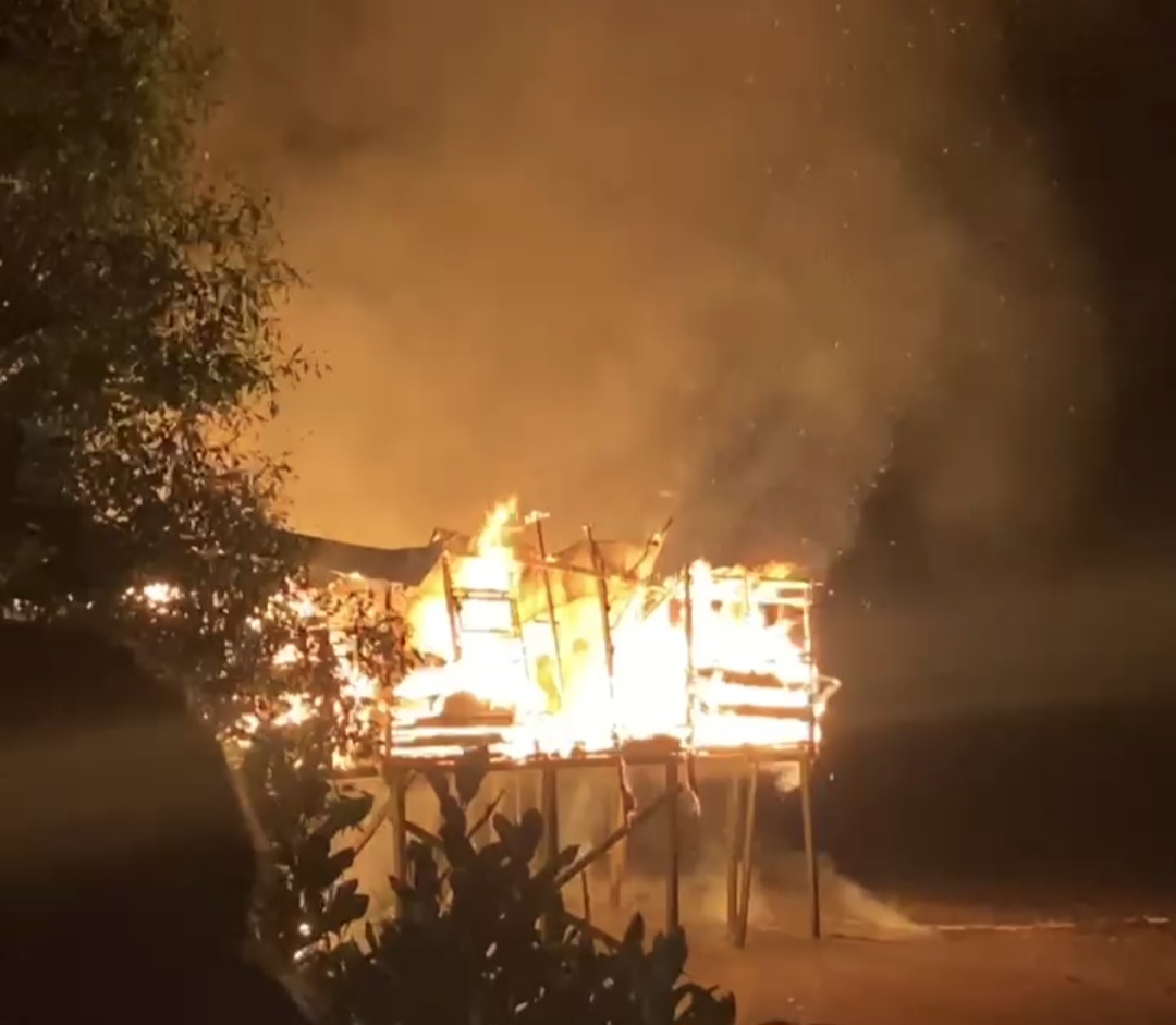 Sebuah rumah warga di Desa Basirih Hulu, Kecamatan Mentaya Hilir Selatan, Kabupaten Kotawaringin Timur (Kotim), terbakar dilalap si jago merah Senin (16/6) petang. (Samosir/Radar Sampit)
