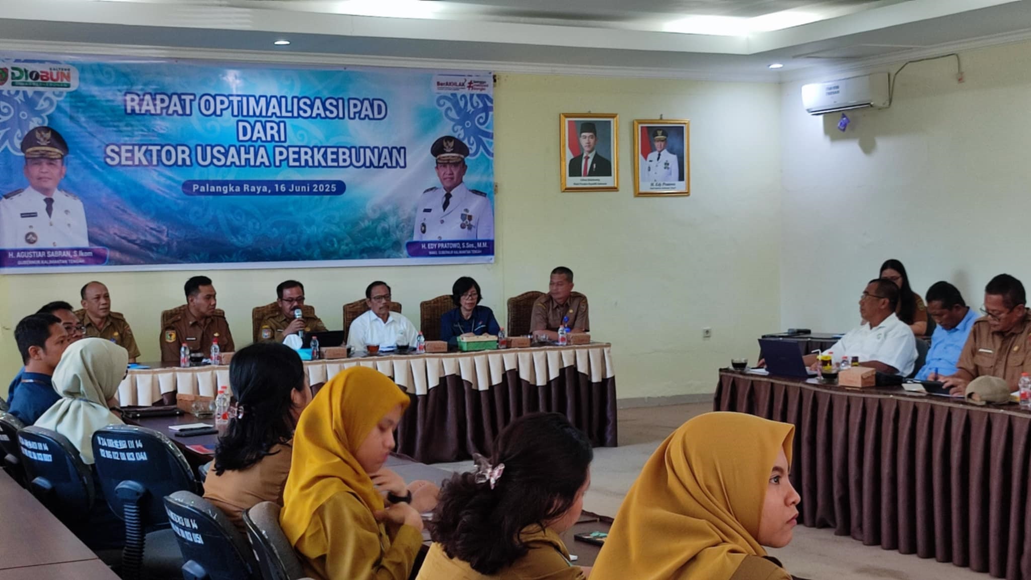Pemprov Kalteng menggelar Rapat Optimalisasi PAD dari sektor usaha perkebunan di Aula Dinas Perkebunan Kalteng, Senin (16/6).