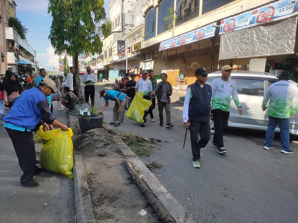 Kegiatan kerja bakti yang dilakukan DLH Kotim di kawasan PPM dalam rangka Hari Lingkungan Hidup Sedunia awal Juni lalu.