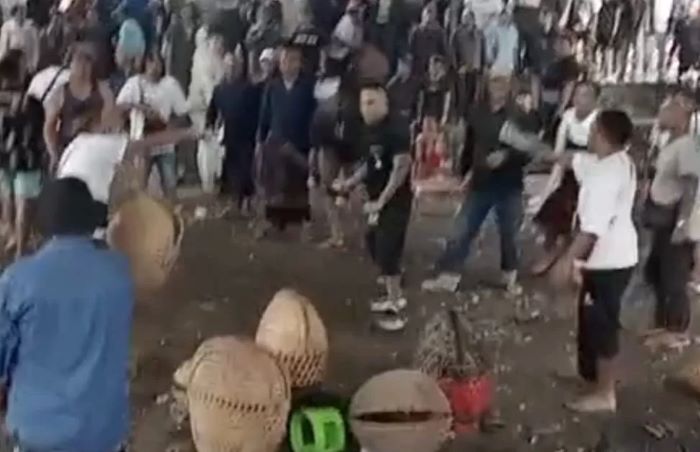 BERUJUNG MAUT: Suasana kericuhan dan bentrok masal di arena Tajen yang digelar di Songan Bangli (SCREENSHOOT video/radarbali.id)
