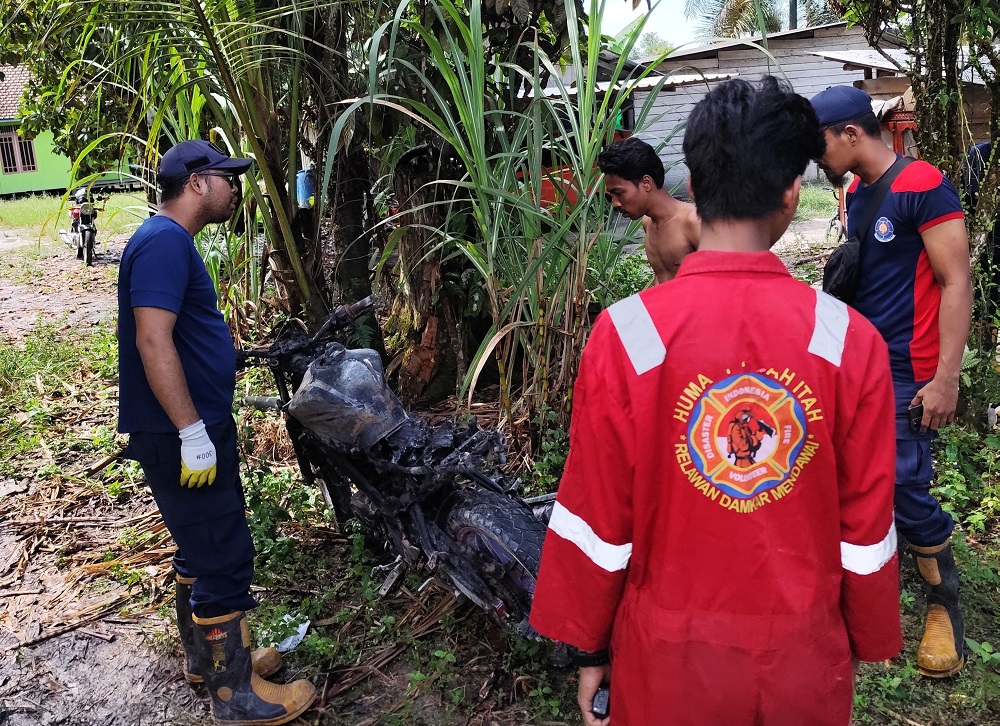 Kendaraan bertangki besar terbakar di Jalan Ahmad Yani, Kecamatan Arut Selatan, Kabupaten Kotawaringin Barat, Senin (16/6).