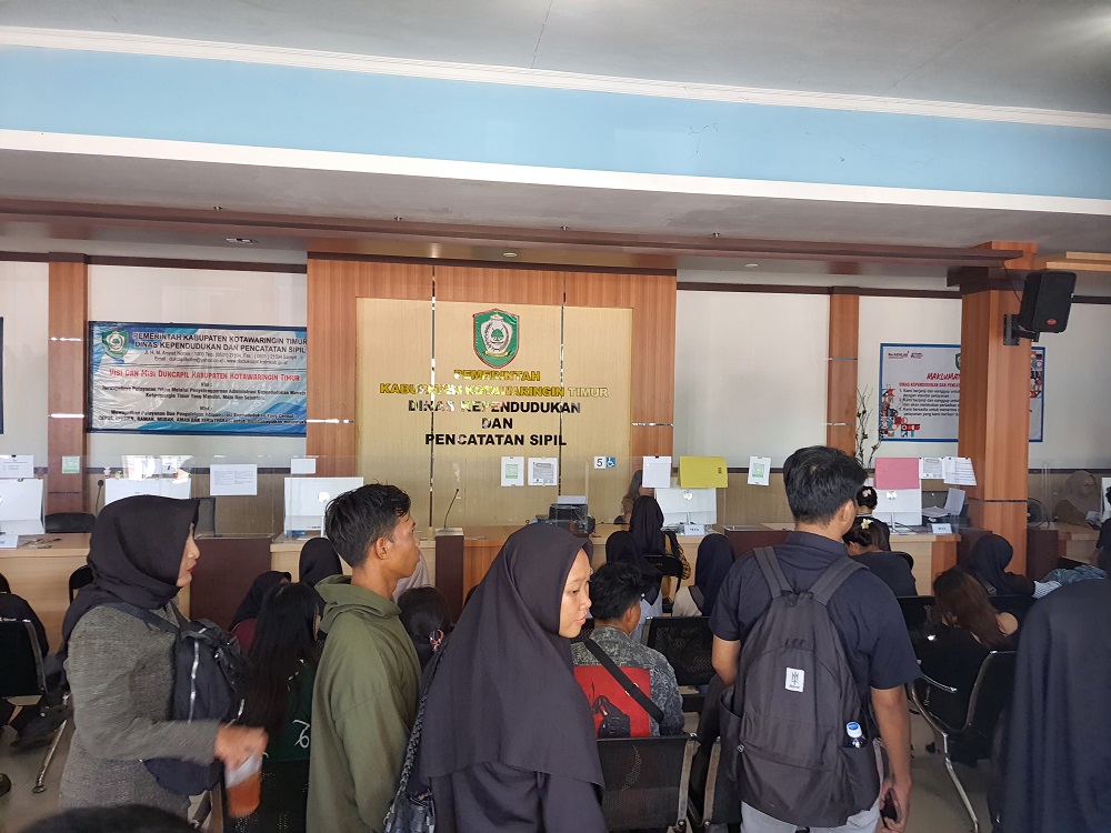 Ratusan pemohon mengantre mengurus  administrasi kependudukan terutama pencetakkan KTP-el di Kantor Disdukcapil Kotim,Jalan HM Arsyad, Senin (16/6).