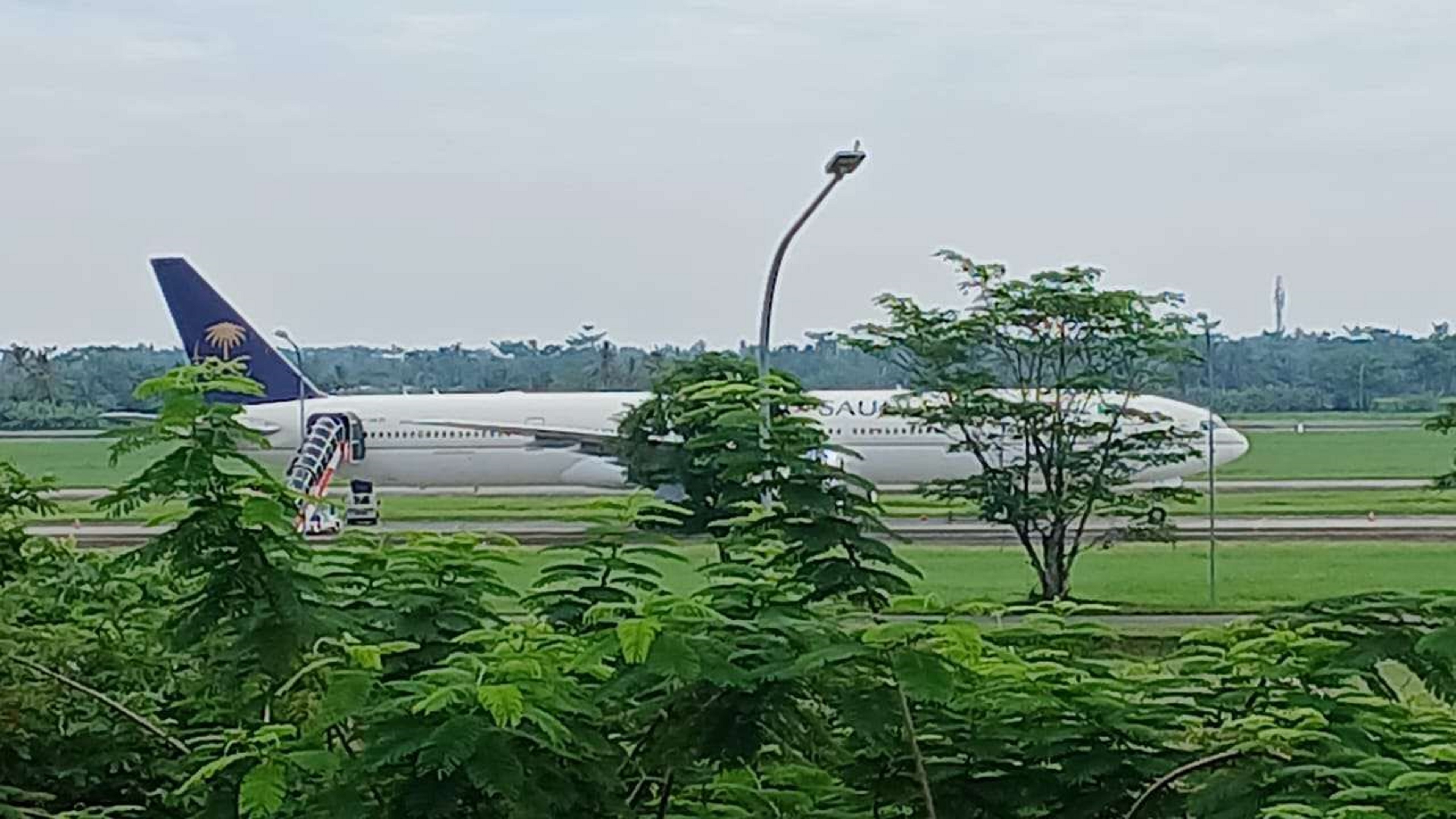 Pesawat udara Saudi Arabian Airlines nomor penerbangan SVA-5276 mendarat darurat di Bandara Internasional Kualanamu, Deli Serdang, Selasa (17/6/2025) siang