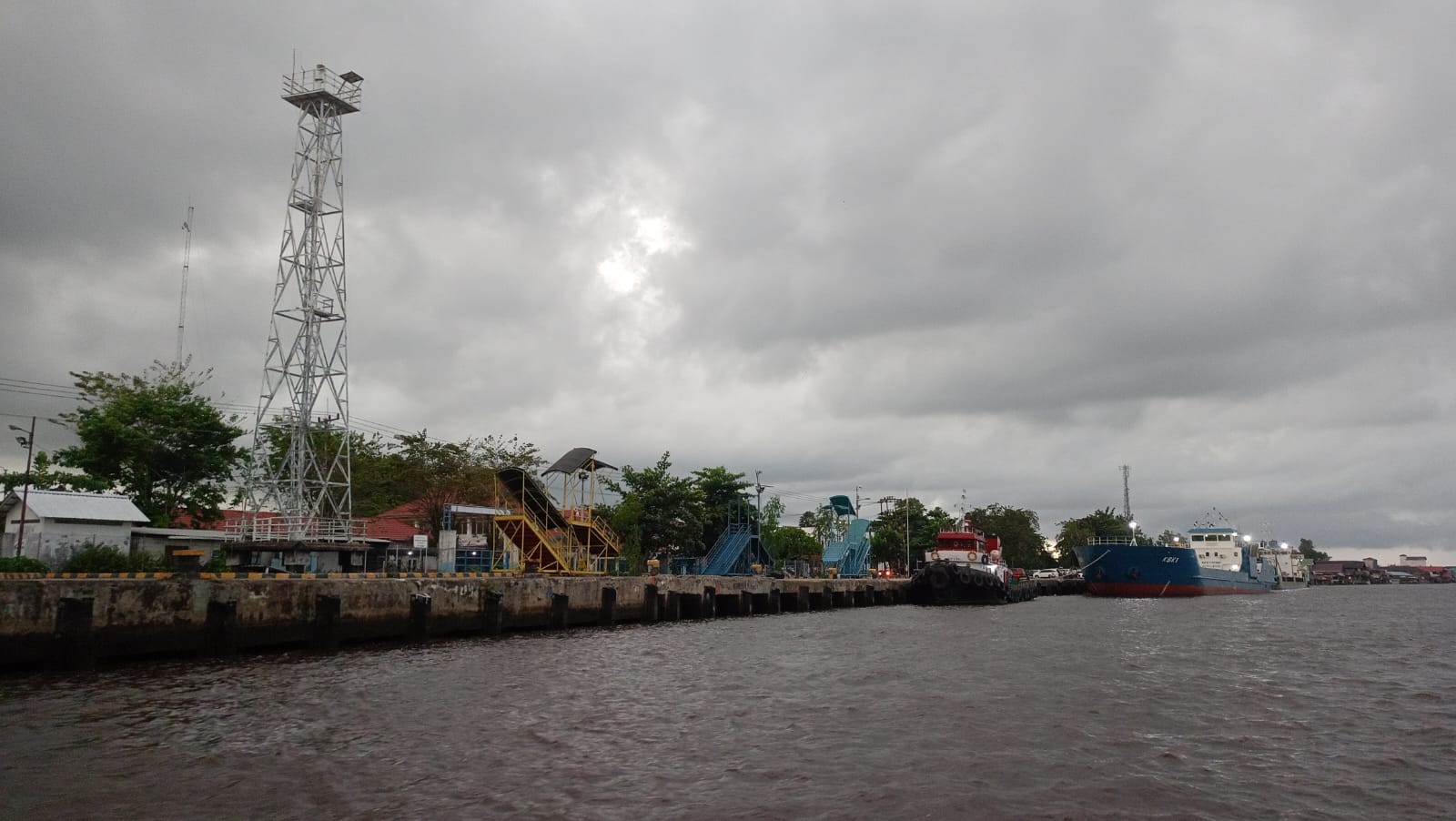 Kapal sandar di Pelabuhan Sampit, Kabupaten Kotawaringin Timur