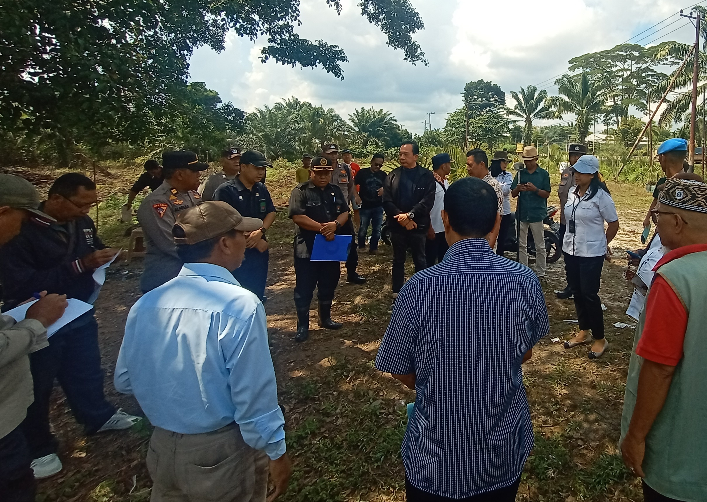 Panitera PN Sampit Anung Handono didampingi Panitera Muda Perdata, saat akan Constatering (pecocokan) lahan sengketa di Jalan Sudirman kilometer 1 Sampit, Rabu (18/6).