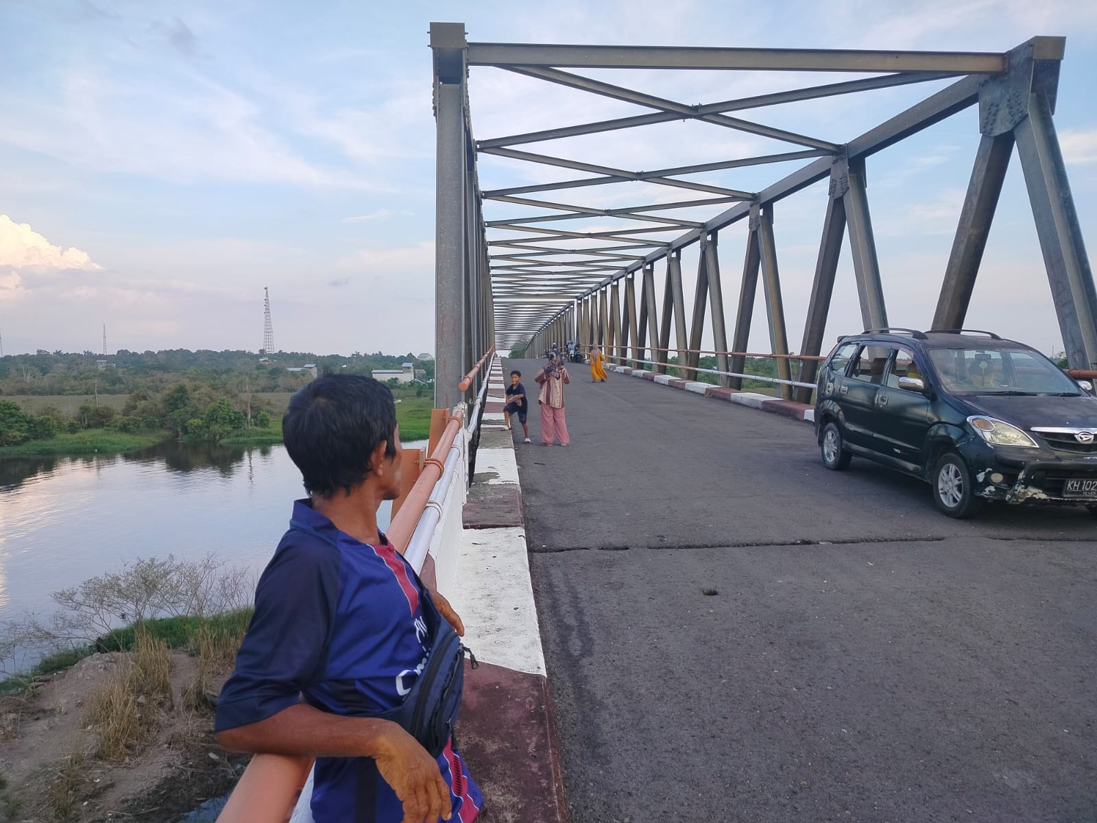 JEMBATAN JELAI: Sejumlah warga terlihat bersantai di atas jembatan Jelai yang belum difungsikan.&nbsp;(Fauziannur/Radar Sampit)