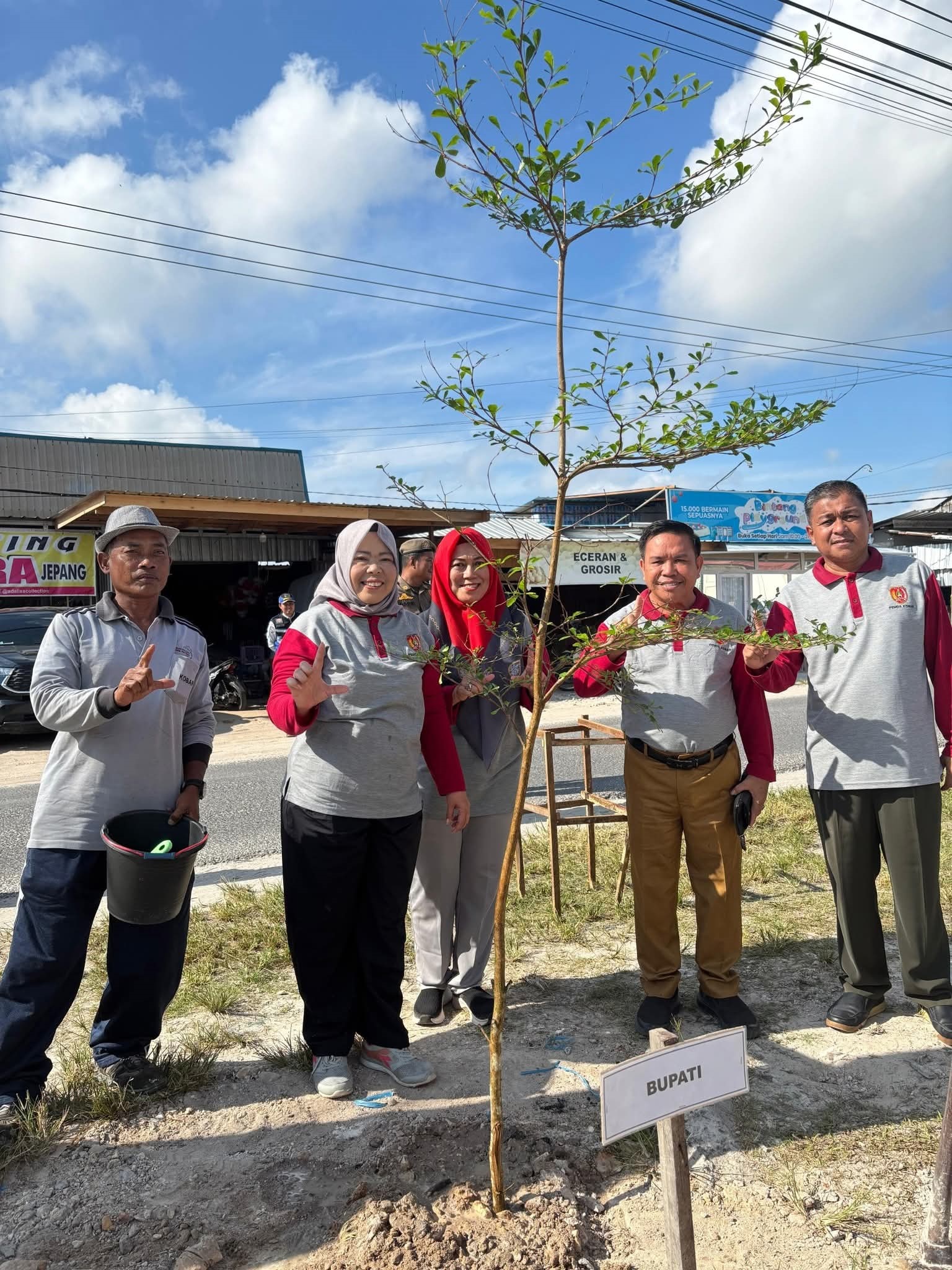 Bupati Kobar menanam pohon di kawasan eks Pasar Sungai Tembaga, Kelurahan Baru, Kecamatan Arut Selatan.