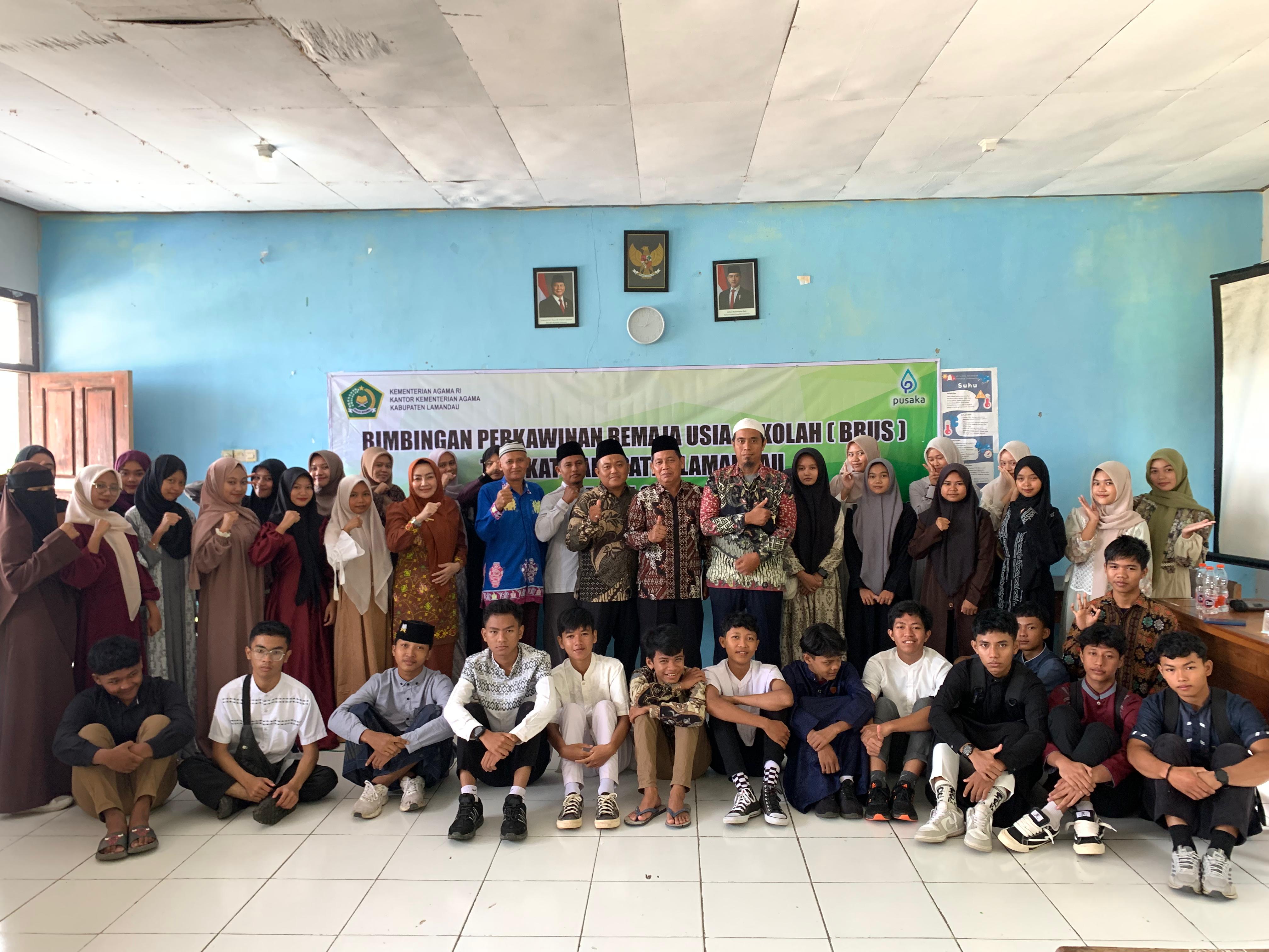 Para remaja di MAN Lamandau bersama para guru dan narasumber Bimbingan Perkawinan Remaja Usia Sekolah (BRUS), Jumat (20/6).