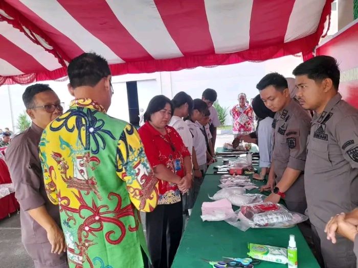 PEMUSNAHAN : Sejumlah barang bukti dari 66 perkara tindak pidana umum dijejer di atas meja sebelum dimusnahkan  di halaman Kantor Kejari Kapuas. //FOTO.KEJARI KAPUAS/RADAR SAMPIT
