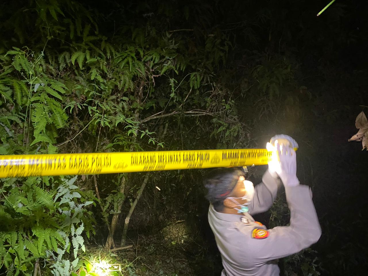 Polisi saat olah TKP di lokasi penemuan mayat di Desa Tanah Haluan, Kecamatan Mentaya Hulu, Kotim, pada Rabu (18/6) malam lalu.