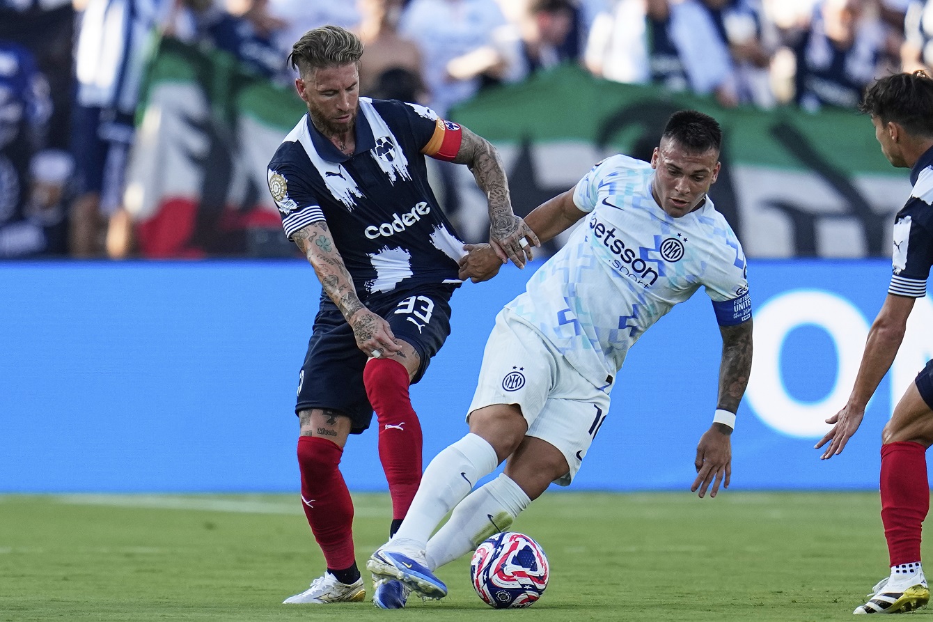 Striker Inter Milan Lautaro Martinez saat berduel dengan kapten Monterrey, Sergio Ramos dalam laga pertama grup E, Piala Dunia Antarklub 2025, (17/6).
