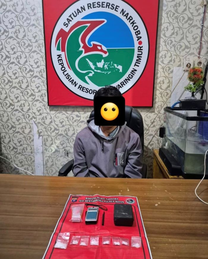 MANTAN NAPI : Pelaku M (37) bersama barang bukti diamankan di kantor polisi. //POLRES KOTIM/RADAR SAMPIT