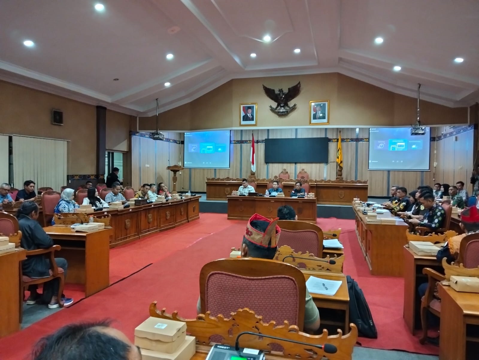 Mediasi antara warga yang mengaku berasal dari Dukuh Bengkuang dan PT WNL di DPRD Kotawaringin Timur kemarin (19/6).