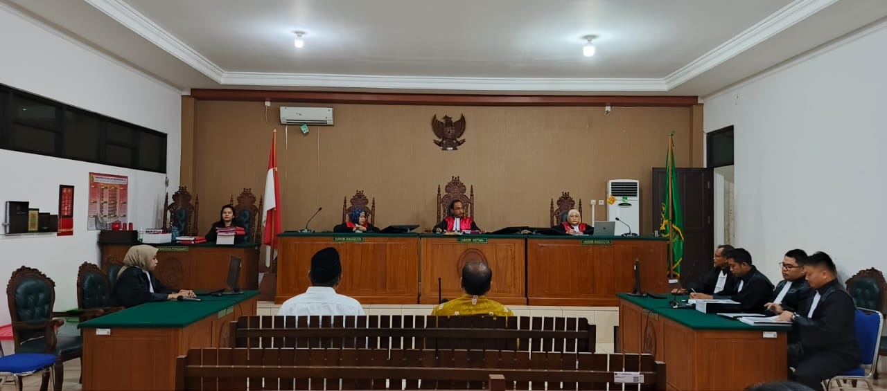 Pembacaan pembelaan (pledoi) oleh kuasa hukum terdakwa Marinus Apau di PN Nanga Bulik, dalam sidang tipikor sarana air bersih trans Kahingai.