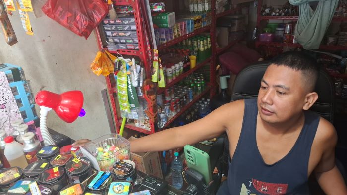ANTISIPASI : Andri, pedagang toko kelontong di Kota Sampit harus membeli alat deteksi untuk mengantisipasi uang palsu. FAHRY/RADAR SAMPIT