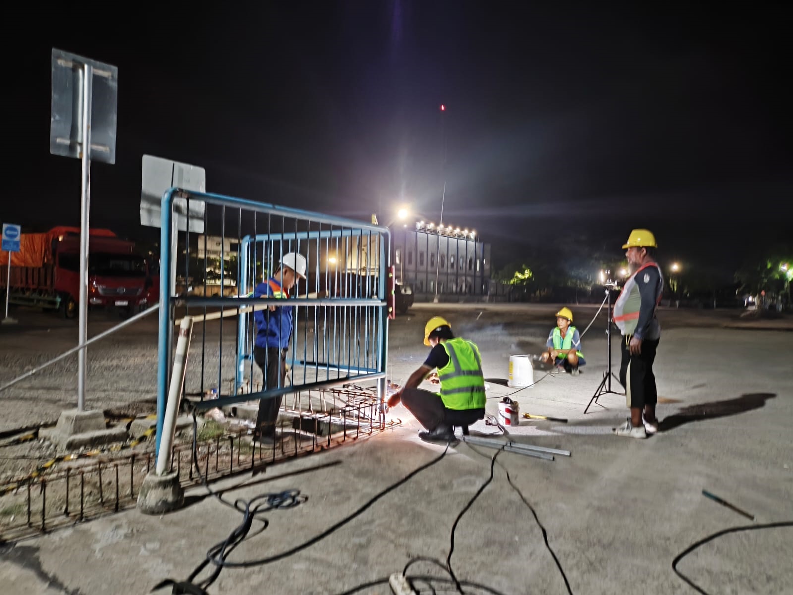 Pekerjaan pembangunan pagar di sepanjang dermaga terminal penumpang Pelabuhan Sampit.