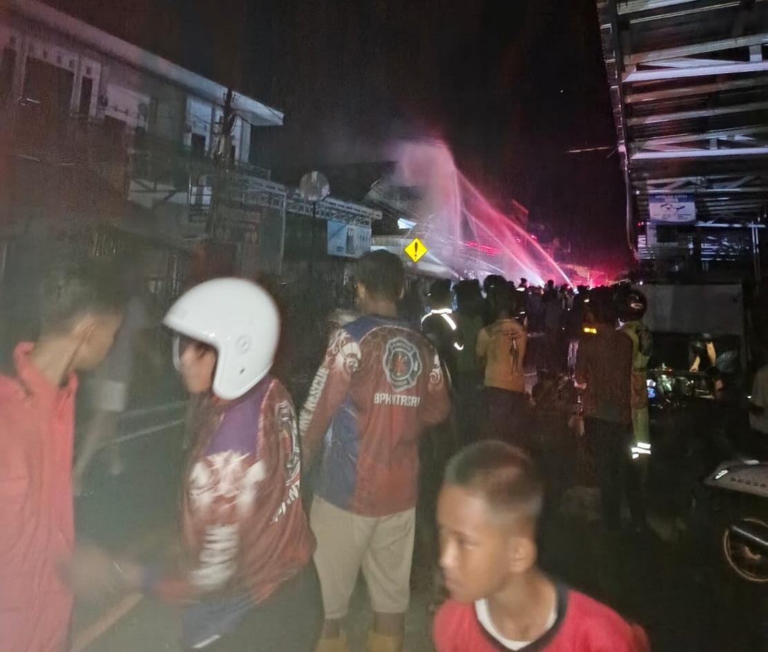 KEBAKARAN: Si jago merah melahap beberapa bangunan di permukiman padat penduduk Jalan Mahakam, Gang Abadi, RT.21, RW.03, Selat, Kuala Kapuas pada Jumat (20/6/2025) malam.