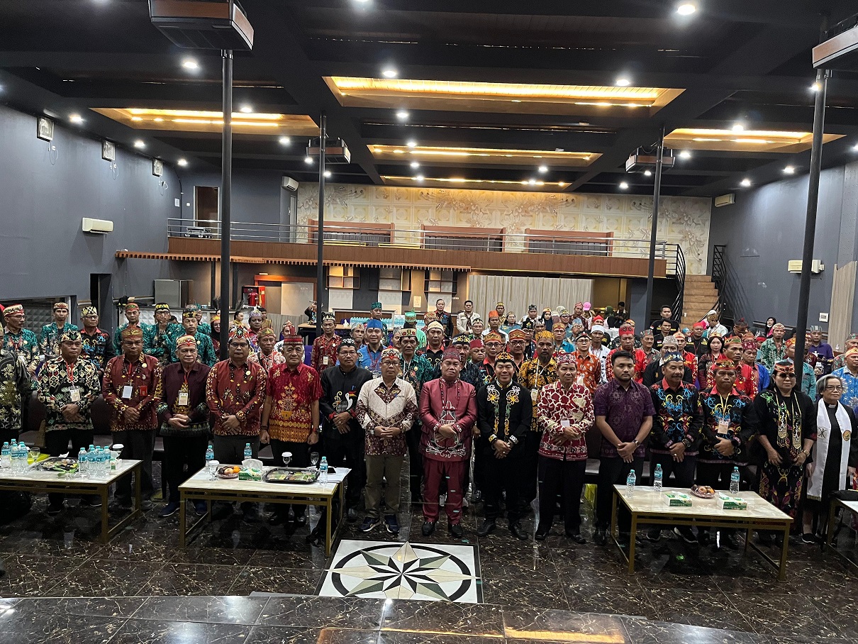 Narasumber dan peserta Bimtek pengurus DAD, Damang, Mantir dan Batamad Se Kotim, Sabtu (21/6).