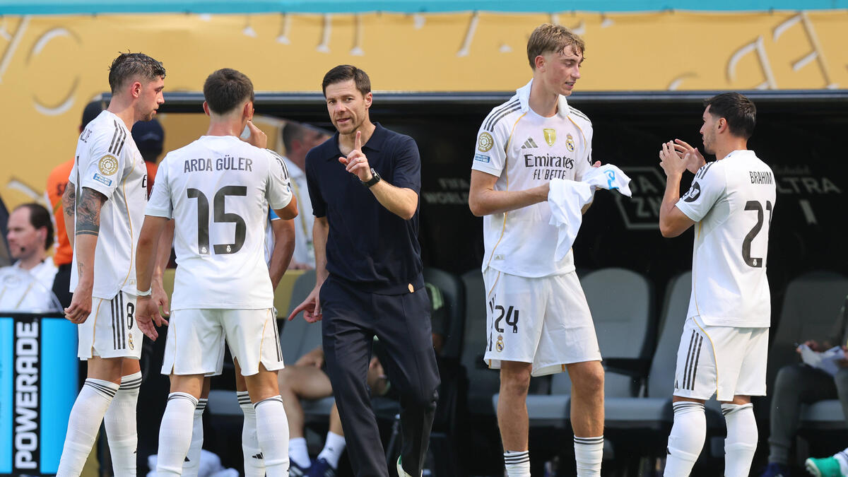 Pelatih baru Real Madrid Xabi Alonso, memberikan instruksi kepada pemainnya dalam laga kontra Al Hilal di Piala Dunia Antarklub, Kamis (19/6) dini hari WIB.
