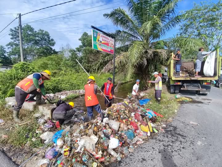 PEMBERSIHAN: Dinas Lingkungan Hidup (DLH) Kabupaten Kotawaringin Barat membersihkan tumpukan sampah dan jeroan ternak di parit induk perbatasan Kelurahan Baru dan Kelurahan Sidorejo, Jumat (20/6)