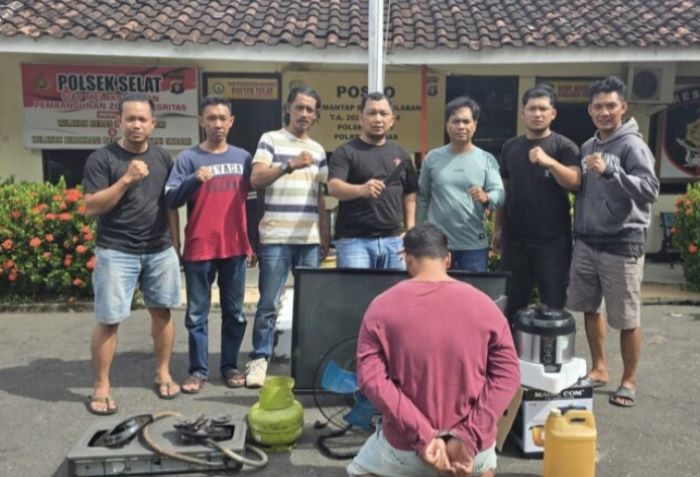 TANGKAP : Pelaku pembobolan rumah diamankan bersama barang bukti di Mapolsek Selat, Kuala Kapuas. /FOTO. HUMAS POLRES KAPUAS/RADAR SAMPIT