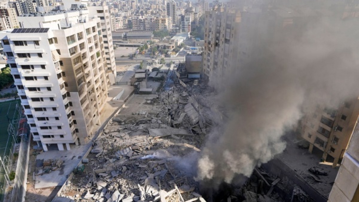 Salah satu dampak kerusakan dari serangan Iran ke Tel Aviv, Israel beberapa waktu lalu.