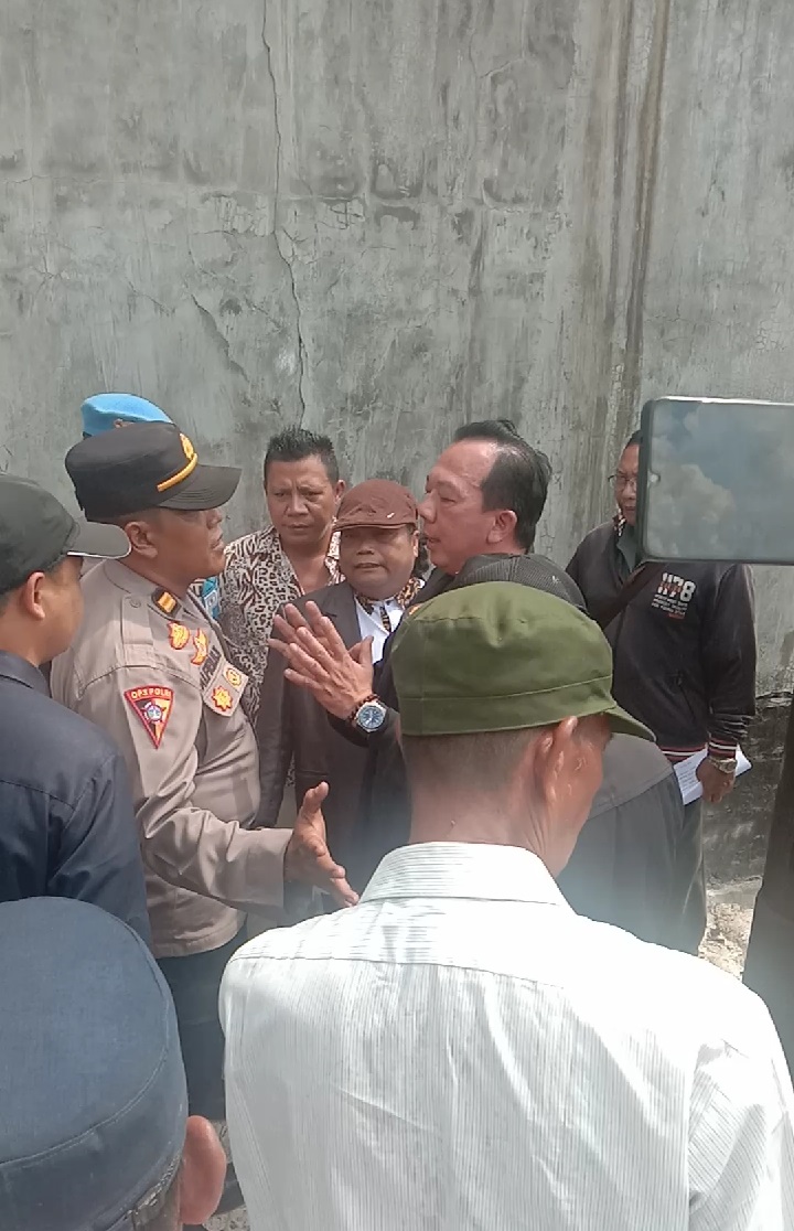 Perdebatan antara pihak aparat hukum dengan pihak Hosea Sanjaya saat dilaksanakan pencocokan lahan (constatering) di atas lahan di Jalan Sudirman kilometer 1 Sampit (kanan jalan Sampit-Pangkalan Bun)
