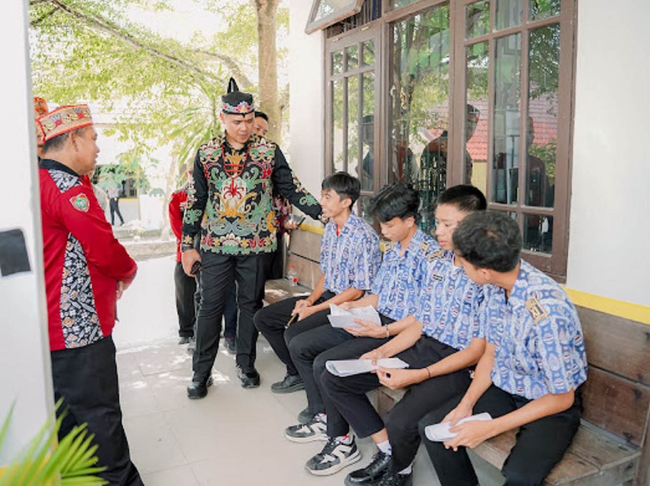 Plt Kepala Disdik Provinsi Kalteng Muhammad Reza Prabowo, didampingi Kepala SMAN 1 Kurun Batuah, berbincang dengan murid di sekolah tersebut, Sabtu (21/6) siang.