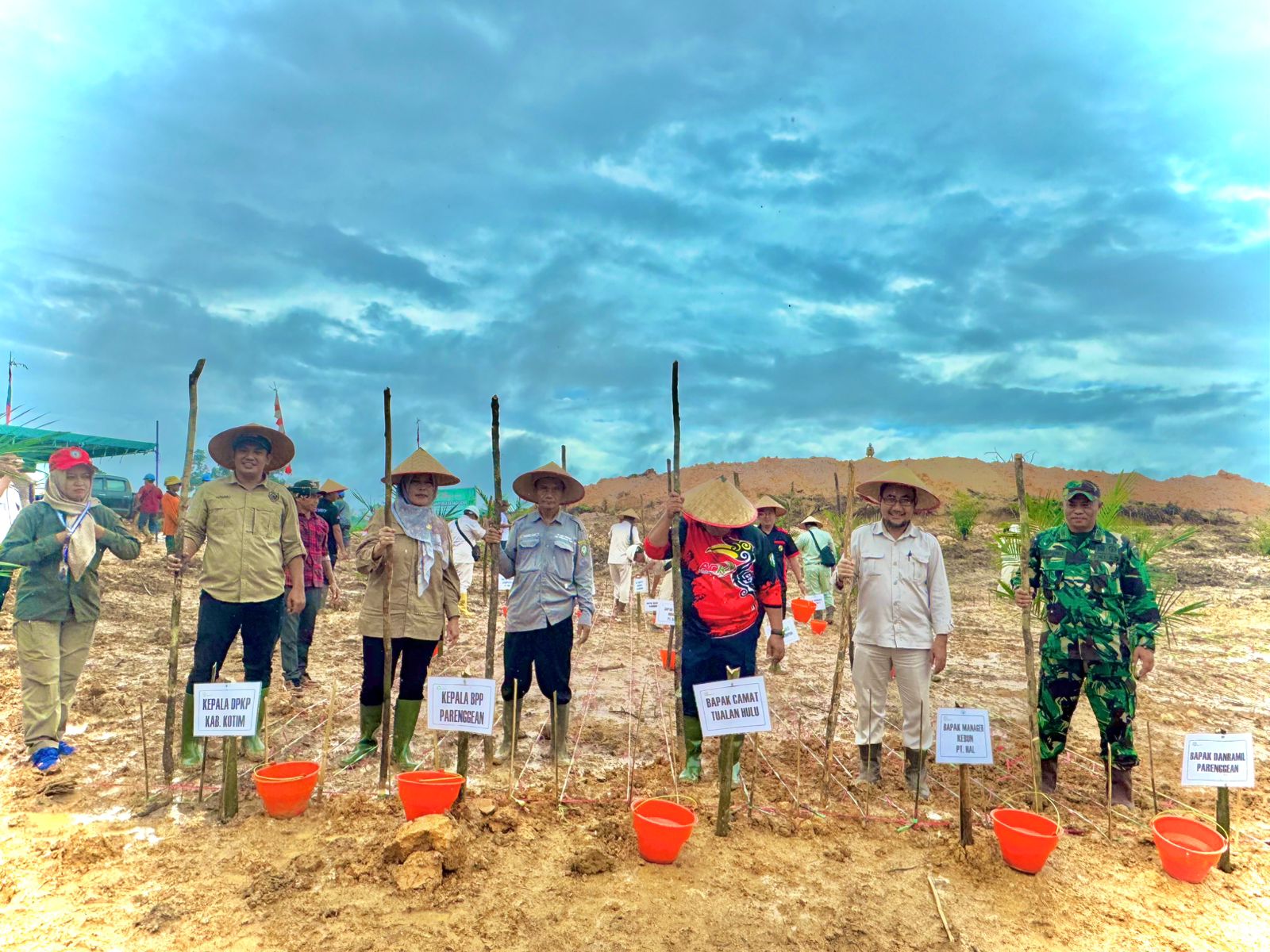 PT Hutanindo Agro Lestari (HAL) bersama Dinas Pertanian dan Ketahanan Pangan (DPKP) Kabupaten Kotawaringin Timur melaksanakan penanaman perdana padi gogo di Kecamatan Tualan Hulu