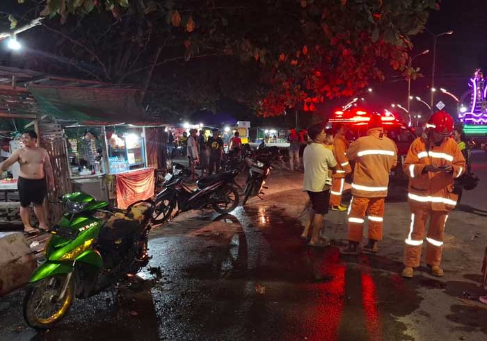 HEBOH: Sebuah sepeda motor hangus di Jalan Tjilik Riwut, Terowongan Nur Mentaya, Sampit, Senin (23/6) malam.