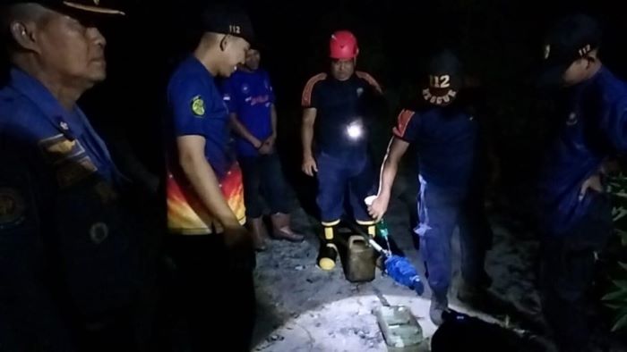 EVAKUASI : Tim Rescue Damkar Kota Palangka Raya melakukan evakuasi dan pemusnahan sarang tawon vesta pada malam hari. //FOTO. DAMKAR PALANGKA RAYA/RADAR SAMPIT