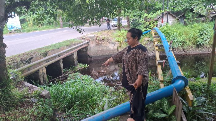 CELAKA : Warga menunjukkan lokasi kecelakaan di Jalan HM Arsyad, Sampit, Senin (23/6/2025). //FOTO.FAHRY/RADAR SAMPIT