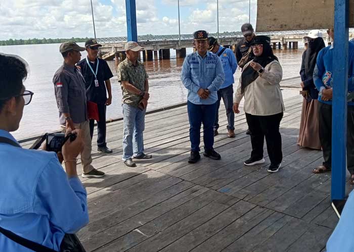 MENINJAU: Wabup Kotim Irawati saat meninjau Dermaga Sei Ijum, Sabtu (21/6).
