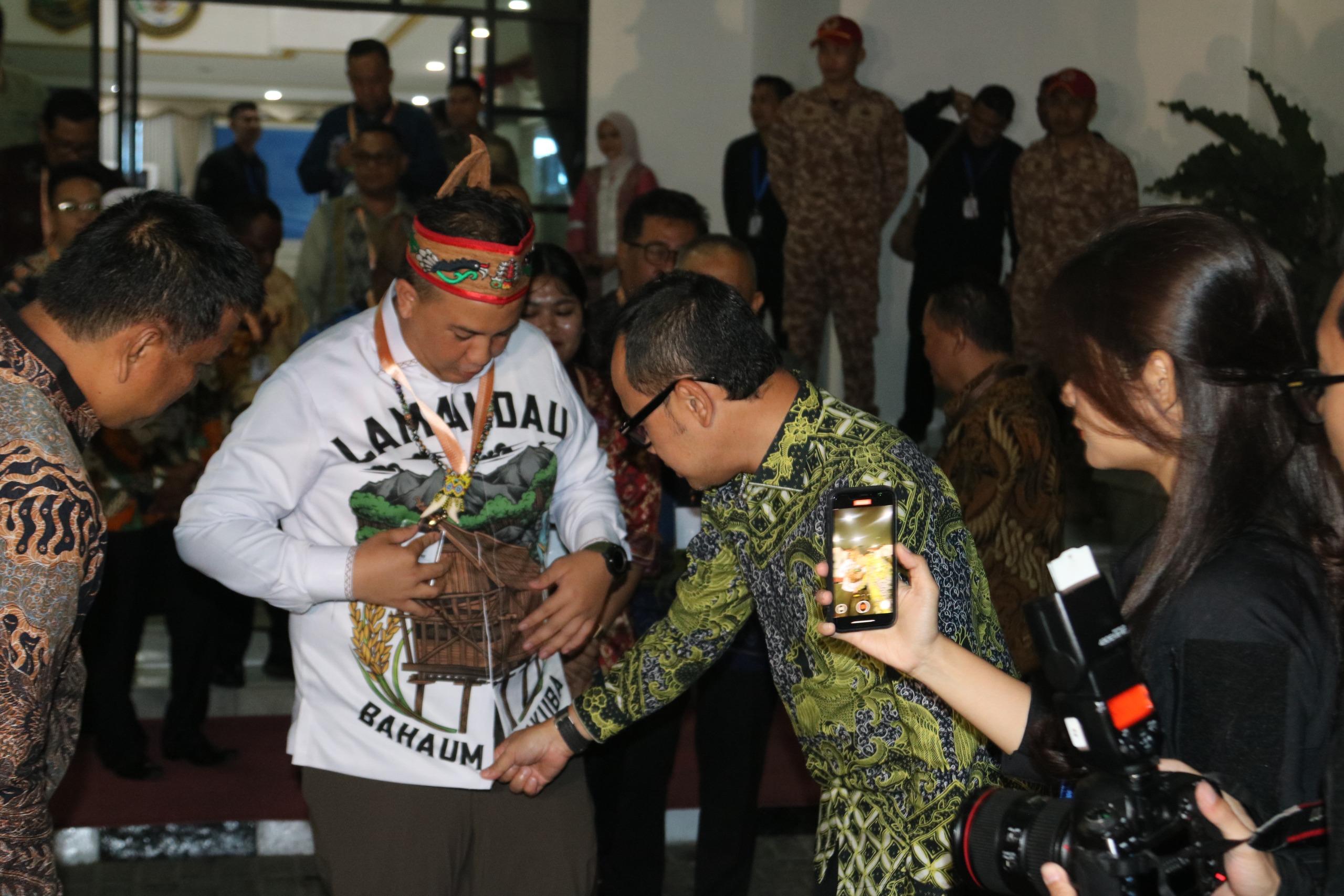 Wamendagri Bima Arya Sugiarto saat memperhatikan baju batik yg digunakan oleh Bupati Lamandau Rizky Aditya Putra, dalam kegiatan mengawali retret kepala daerah, baru-baru tadi.