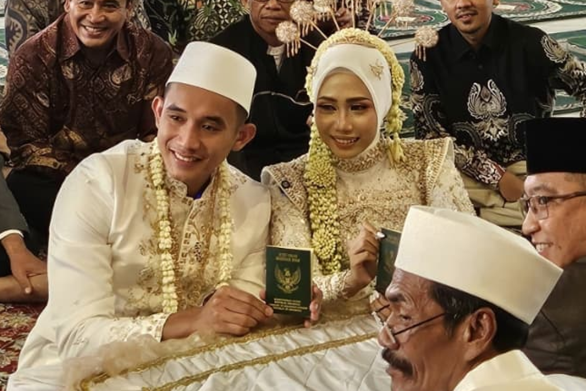 Rizky Ridho dan Sendy Aulia saat resmi menikah, Minggu (22/6).