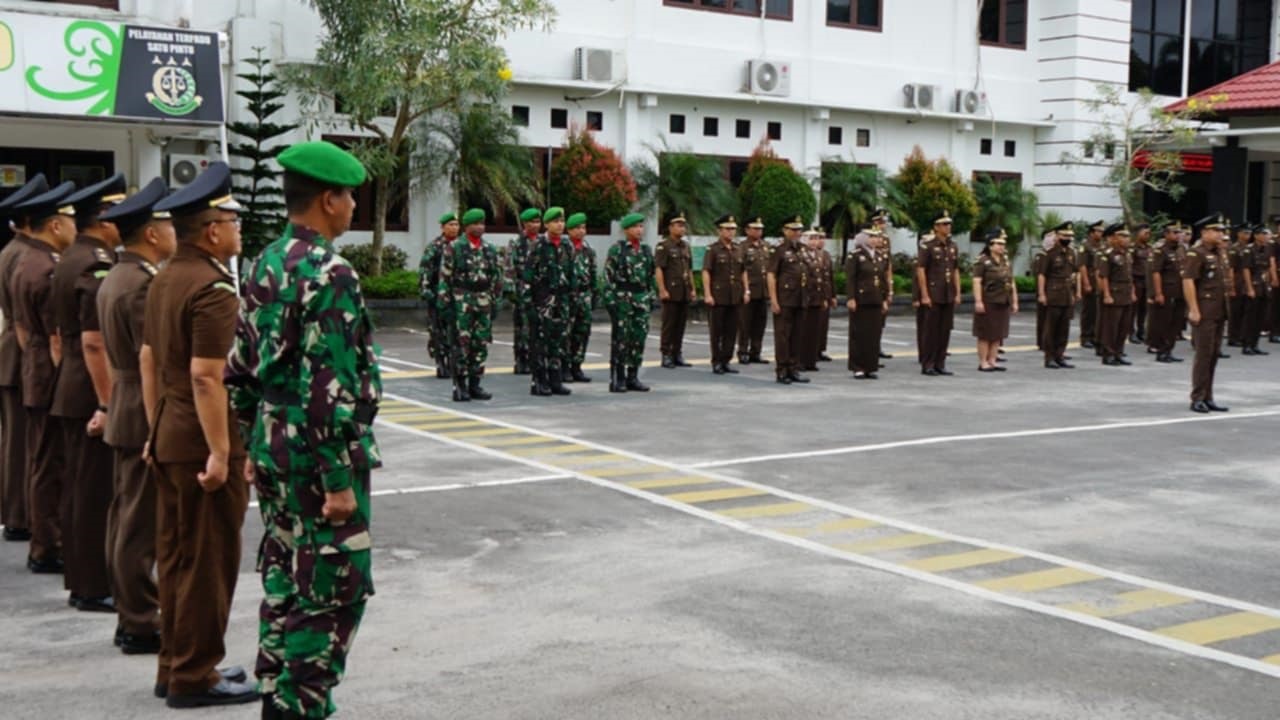Pegawai dan staf Kejati Kalteng saat menggelar apel pagi, beberapa waktu lalu.