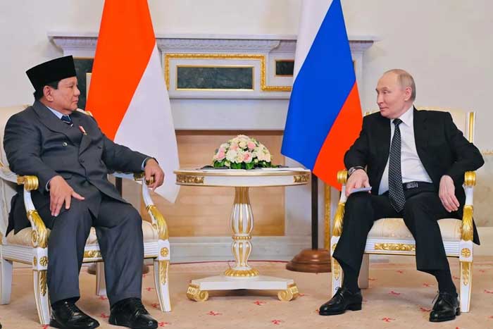 PERTEMUAN: Presiden Prabowo Subianto dan Presiden Rusia Vladimir Putin menggelar pertemuan hangat di Istana Konstantinovsky, Kamis (19/6).