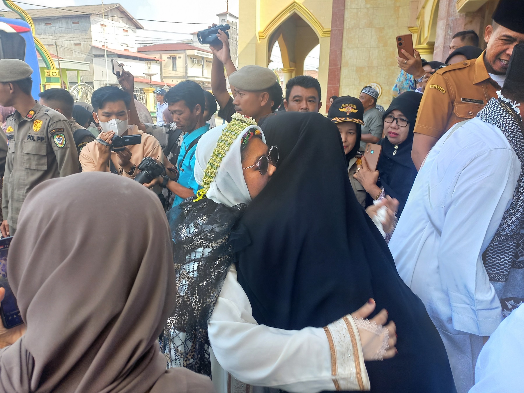 SELAMAT: Suasana haru nampak ketika salah satu jemaah haji dipeluk erat oleh keluarganya,  setiba di Kota Kuala Pembuang, Senin (23/6).