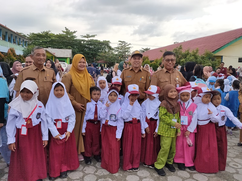 Kepala Disdik Kotim Muhammad Irfansyah saat menghadiri kegiatan di salah satu SD Negeri di Sampit.