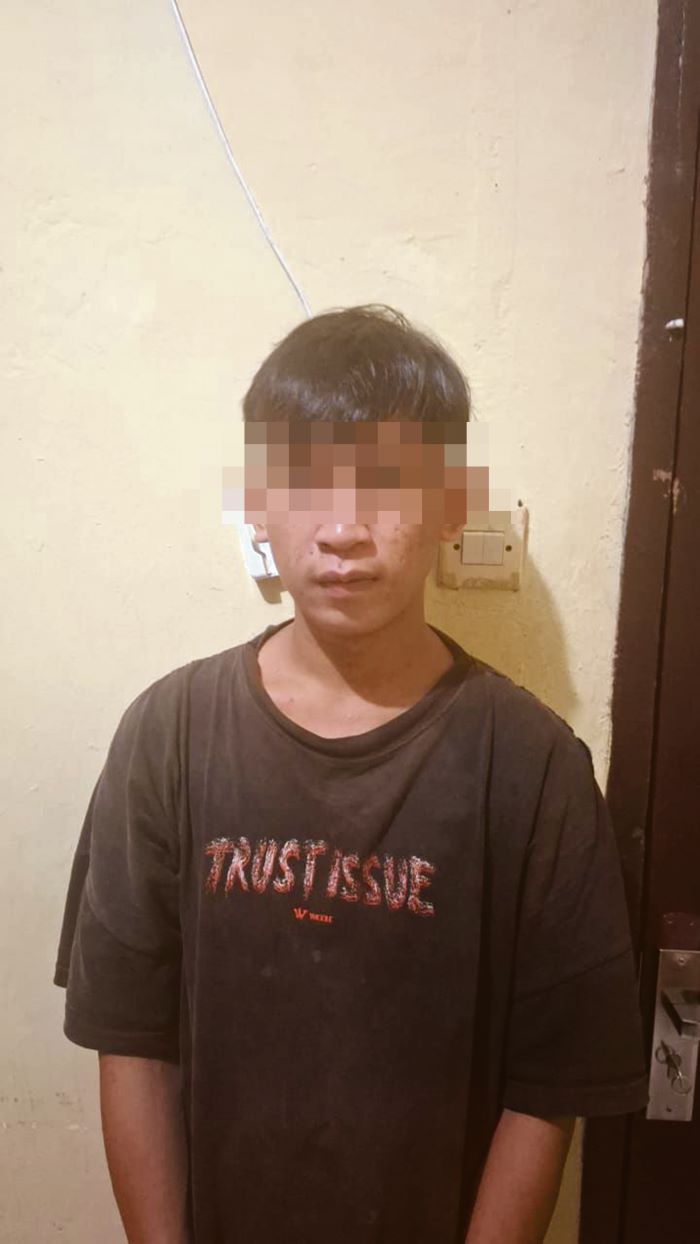 PENCURIAN : Pria inisial D diamankan di kantor polisi karena mencuri sawit, Sabtu (21/6/2025) lalu. FOTO/POLSEK ANTANG KALANG/RADAR SAMPIT