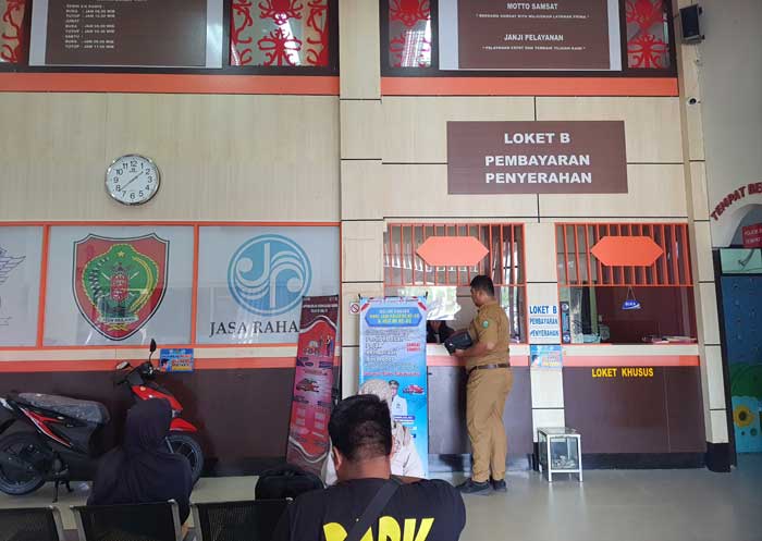 BAYAR PAJAK: Aktivitas pemohon yang membayar pajak di ruang tunggu pelayanan di Samsat Kotim, Selasa (24/6).
