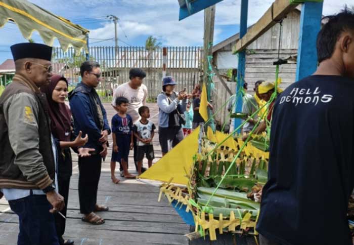 MENJAGA TRADISI: Persiapan sedekah laut di halaman Balai Nelayan Desa Tanjung Putri, belum lama tadi.