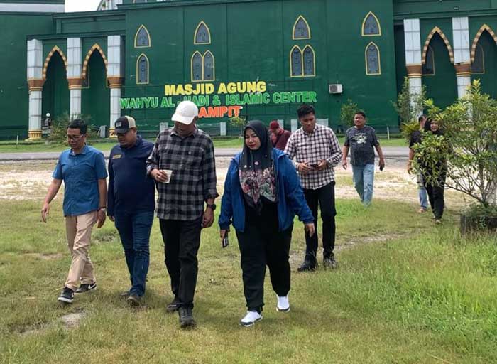 TINJAU: Wakil Bupati Kotim Irawati bersama pihak terkait saat meninjau kompleks Islamic Center, beberapa waktu lalu.