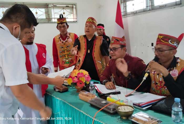 SIDANG ADAT: Sidang adat soal dugaan pengrusakan makam leluhur milik ahli waris Keluarga Mitai di Kantor Kelurahan MB Hilir, Selasa (24/6).
