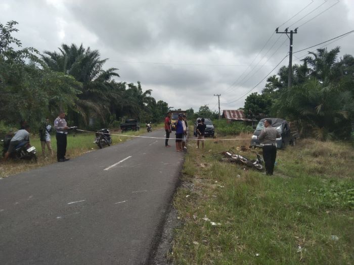 OLAH TKP : Anggota Satlantas Polres Kobar saat olah TKP kecelakaan lalu lintas di Jalan Jenderal Sudirman, Karang Anyar, Kelurahan Mendawai, Kecamatan Arut Selatan, Rabu (25/6/2025).