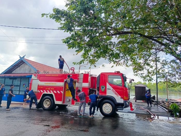 CEK ARMADA: Personel Pemadam Kebakaran (Damkar) dari Dinas DPKP Seruyan membersihkan dan cek alat maupun armada, Rabu (25/6). //FOTO: M. RIFANI DEWANTARA/RADAR SAMPIT